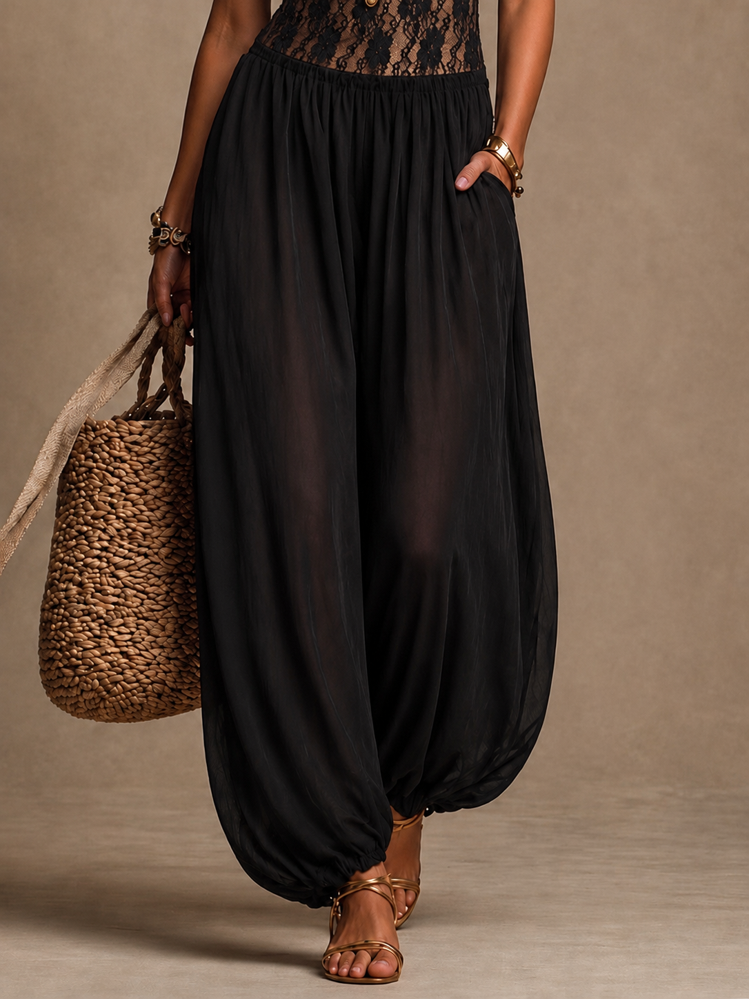 Laia | Elegante mono de encaje con escote halter
