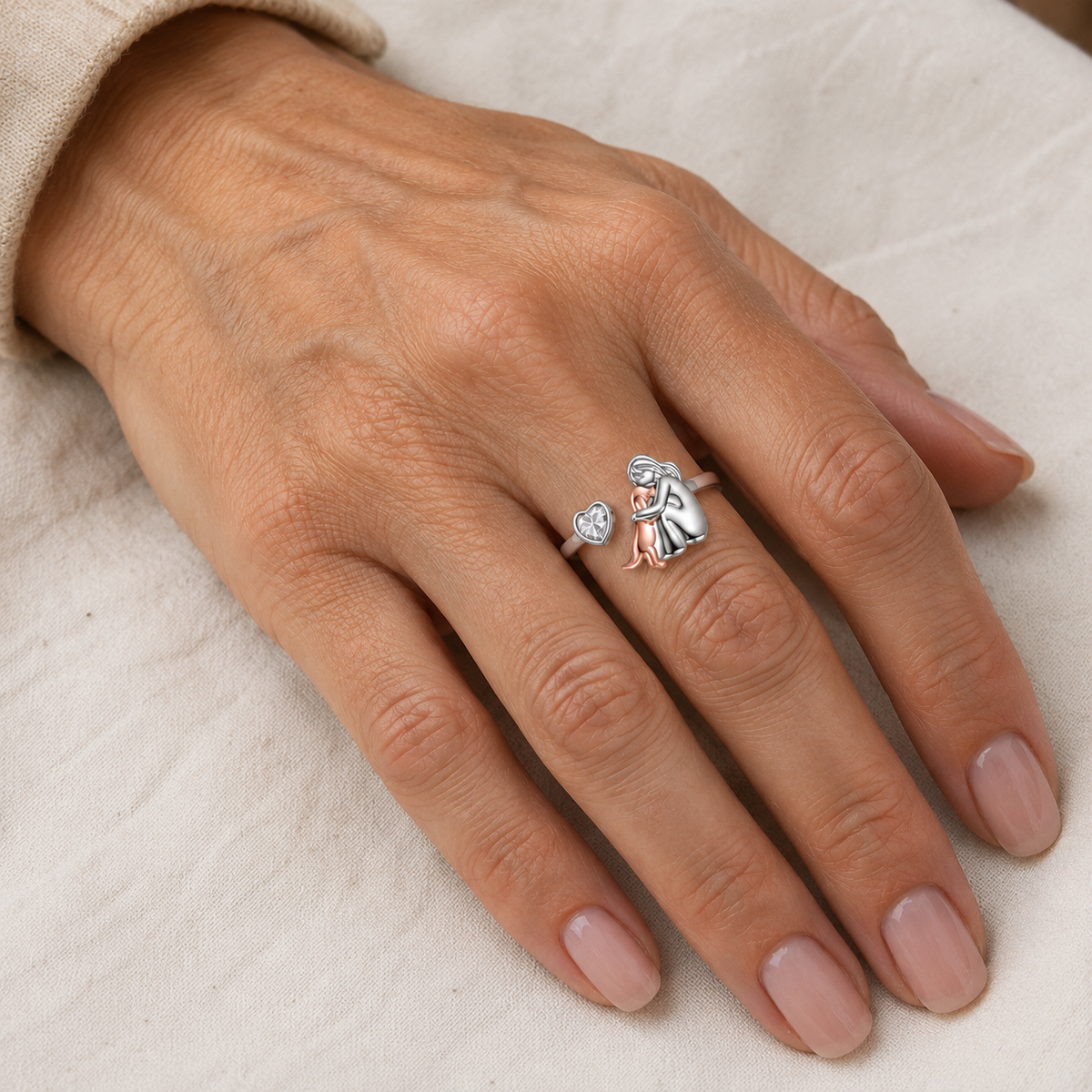 El Abrazo Eterno – Anillo Ajustable Personalizado con Grabado