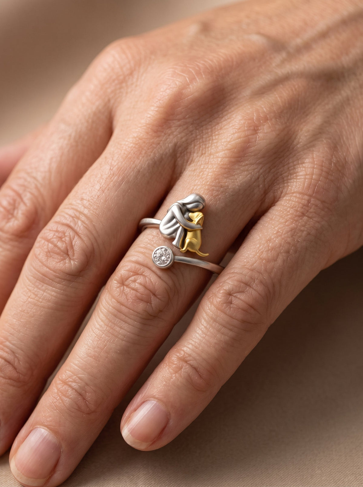 El Abrazo Eterno – Elegante Anillo Ajustable