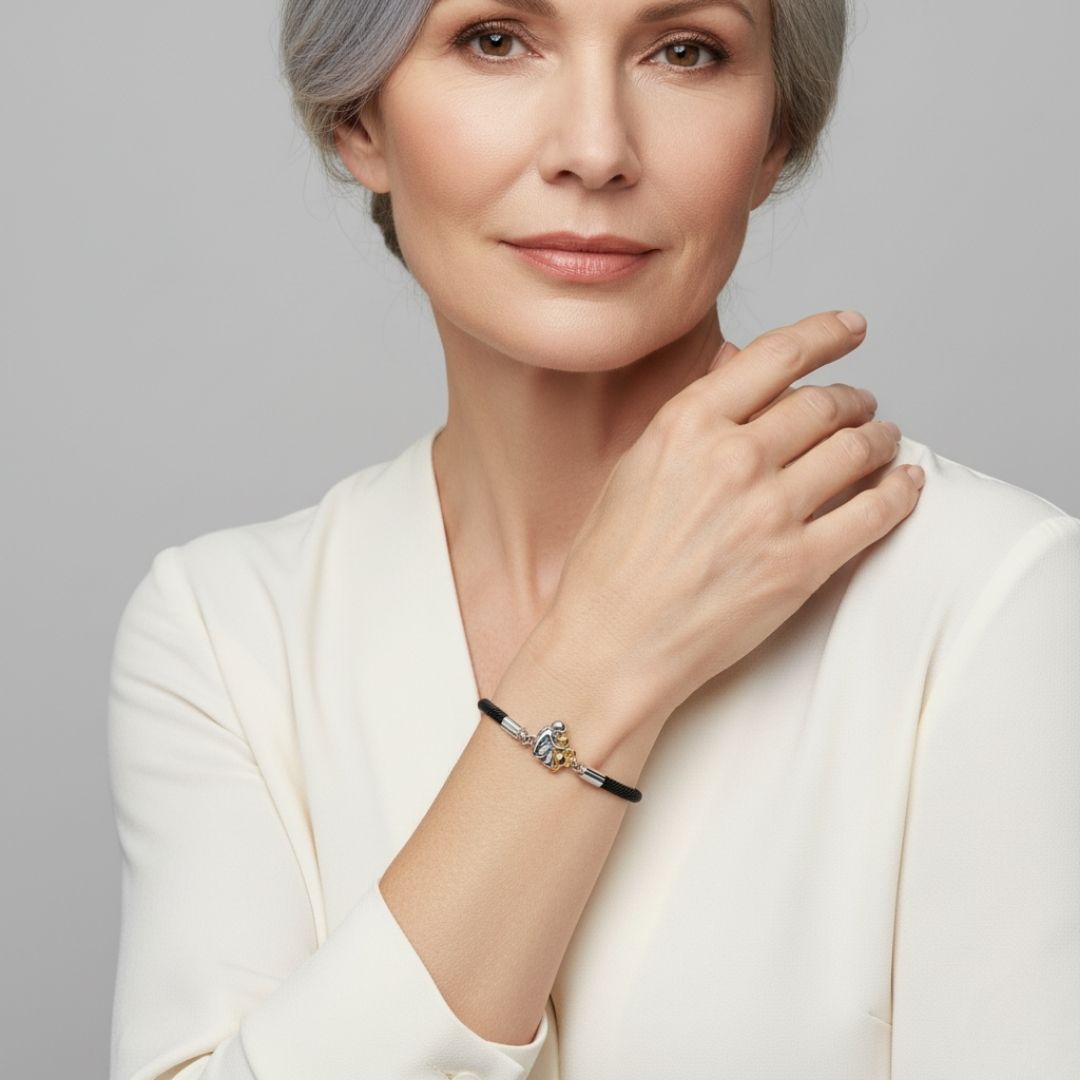 El Abrazo Eterno – Elegante Pulsera con Colgante Cariñoso