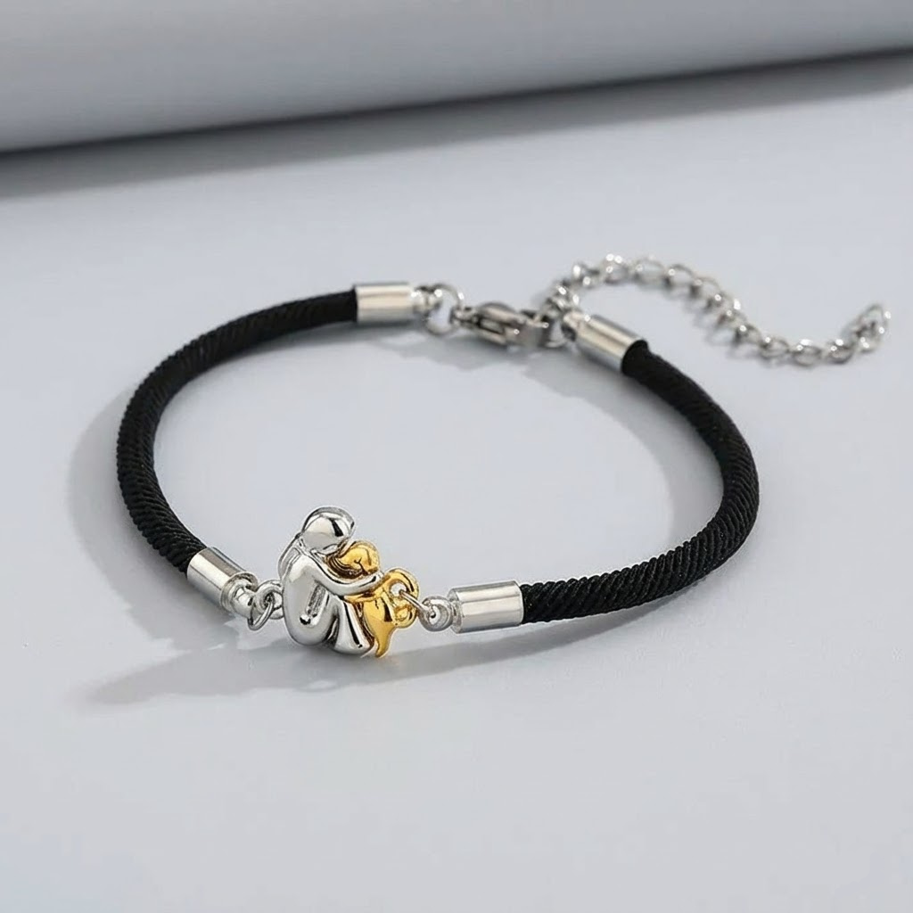 El Abrazo Eterno – Elegante Pulsera con Colgante Cariñoso