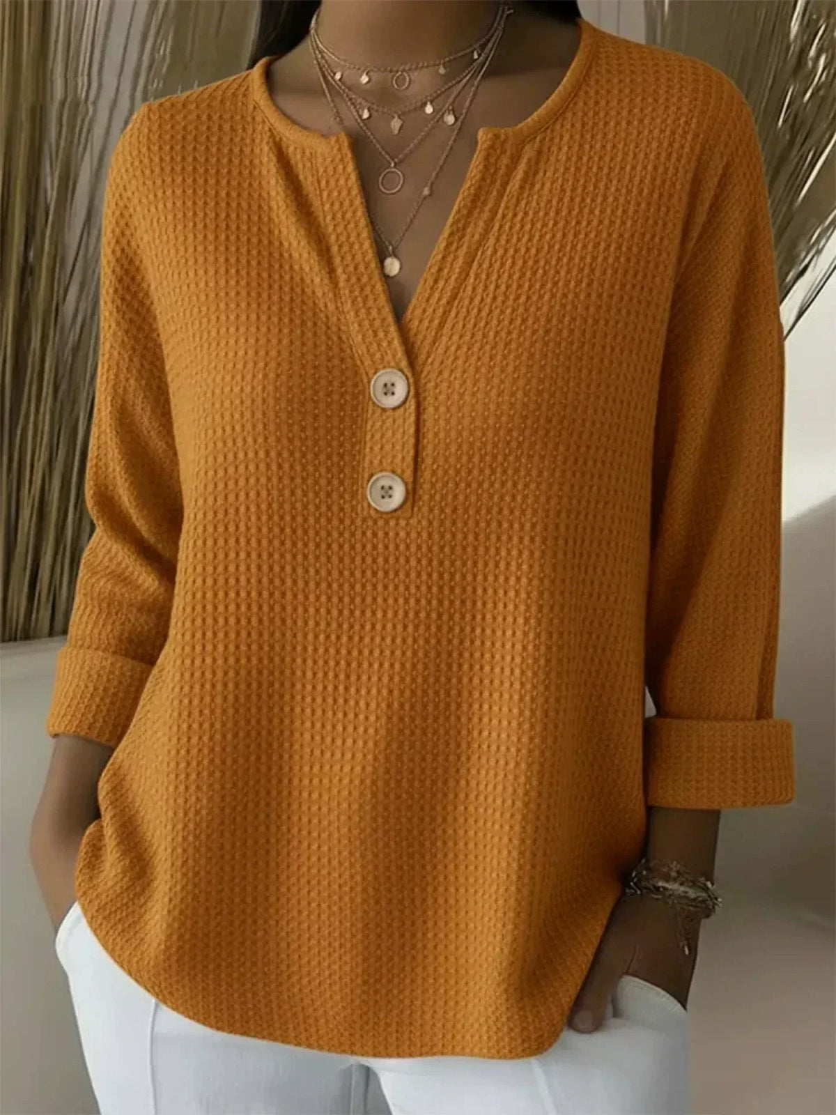 Lucia | Camiseta Henley texturizada con elegantes botones