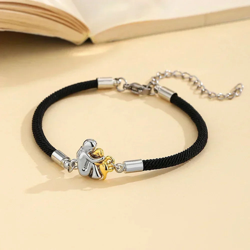 El Abrazo Eterno – Elegante Pulsera con Colgante Cariñoso