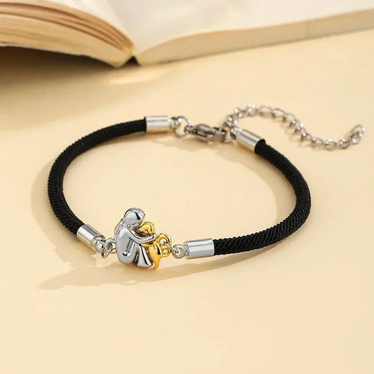 El Abrazo Eterno – Elegante Pulsera con Colgante Cariñoso