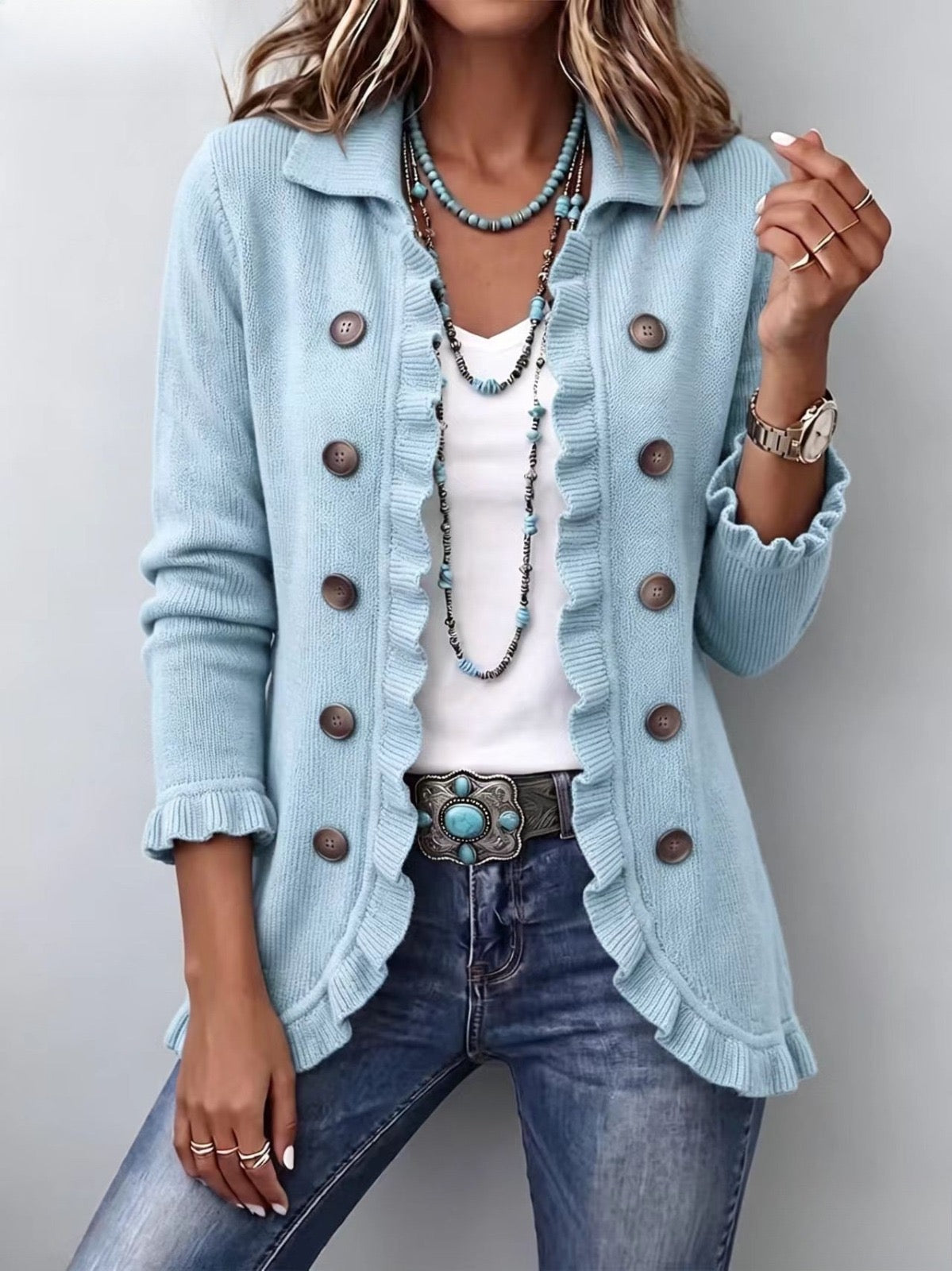 Consolata | Elegante chaqueta de punto azul empolvado con sofisticados volantes